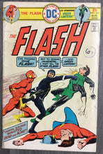 Load image into Gallery viewer, The Flash No. #235 1975 DC Comics
